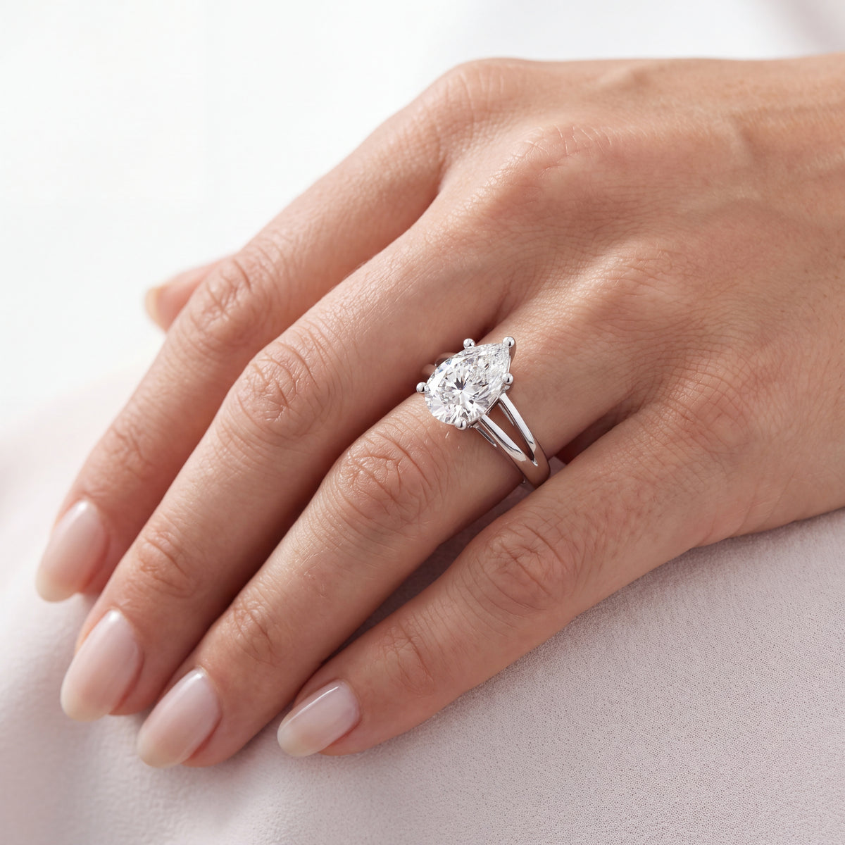 _lifestyle_image@SKU:R0464-LADD02000004W #metal_10k-white-gold+origin_lab-grown+quality_g-si
