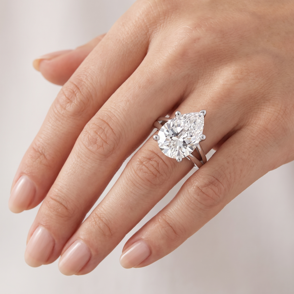 _lifestyle_image@SKU:R0464-LADD03000004W #metal_10k-white-gold+origin_lab-grown+quality_g-si