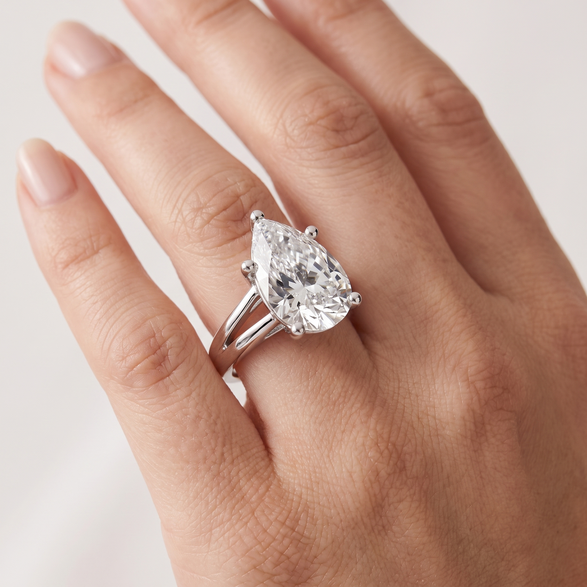 _lifestyle_image@SKU:R0464-NADD0400000PL #metal_platinum+origin_lab-grown+quality_ef-vs2+