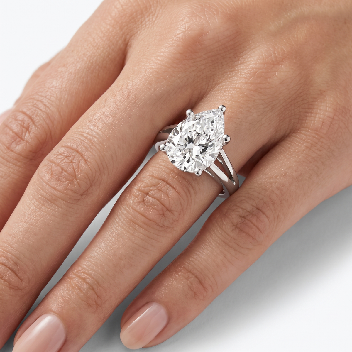 _lifestyle_image@SKU:R0464-LADD04000004W #metal_10k-white-gold+origin_lab-grown+quality_g-si