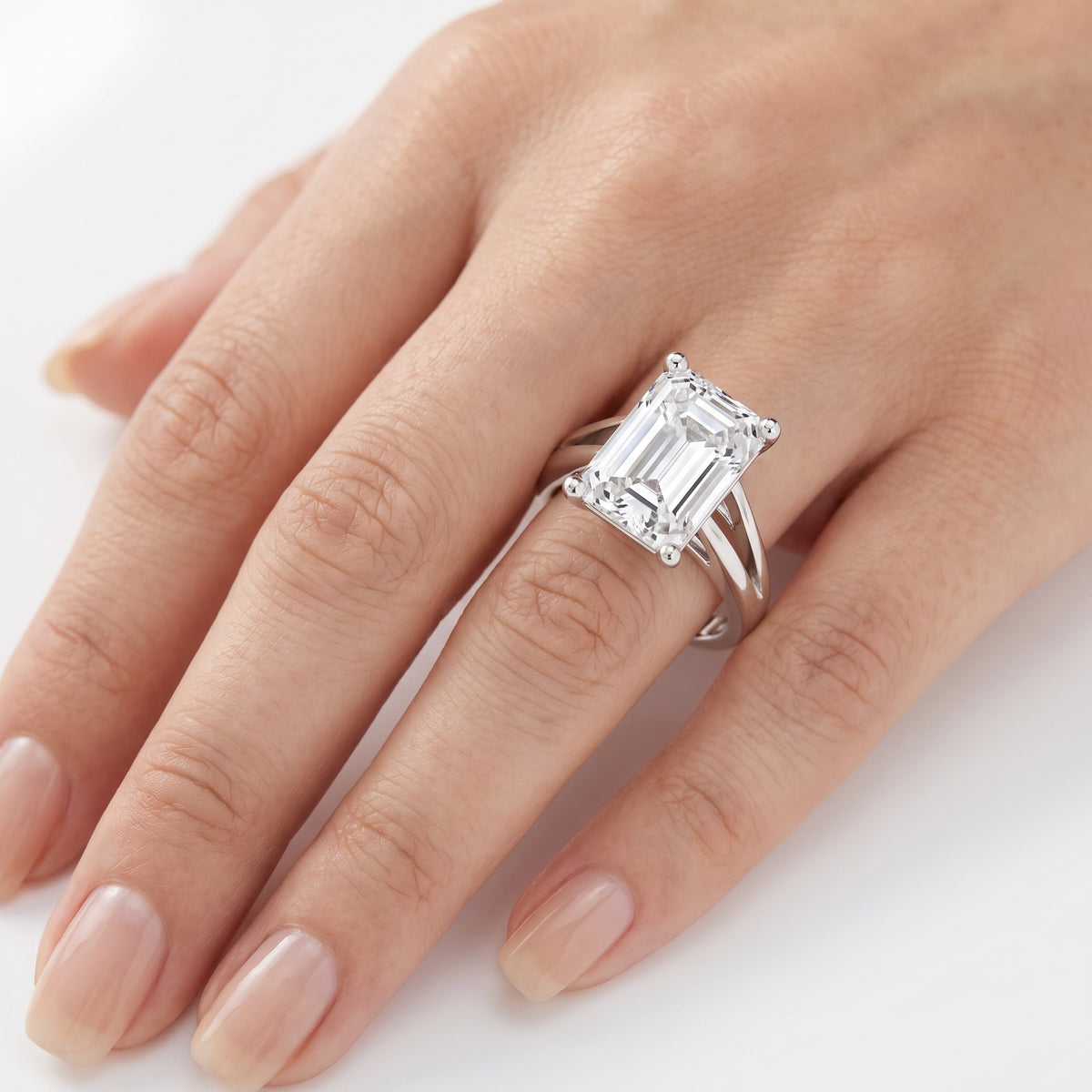 _lifestyle_image@SKU:R0464-LADE03000004W #metal_10k-white-gold+origin_lab-grown+quality_g-si