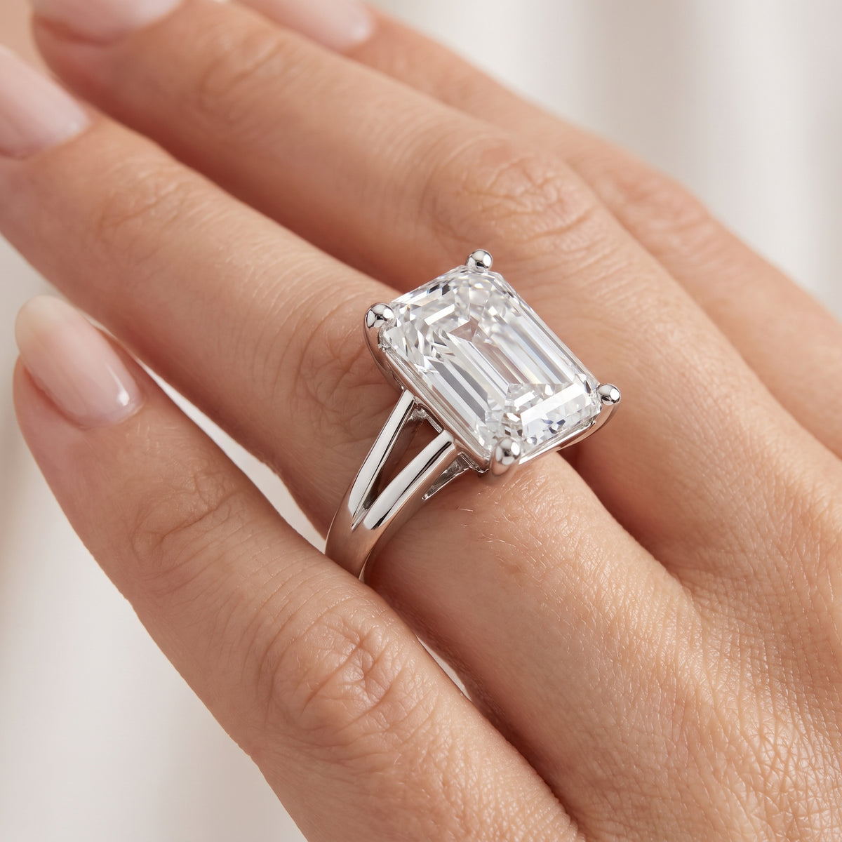 _lifestyle_image@SKU:R0464-LADE04000004W #metal_10k-white-gold+origin_lab-grown+quality_g-si