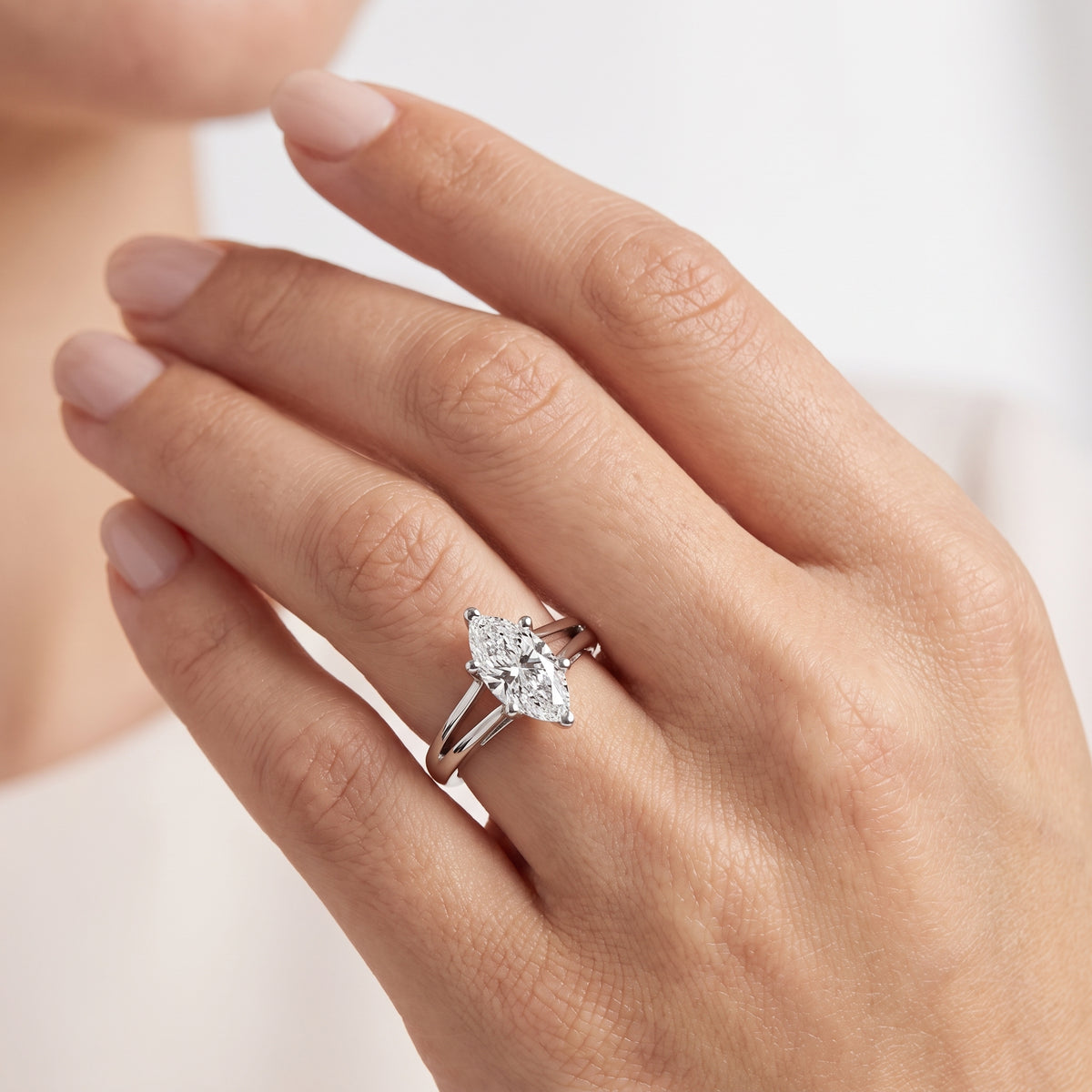 _lifestyle_image@SKU:R0464-LADM01000004W #metal_10k-white-gold+origin_lab-grown+quality_g-si