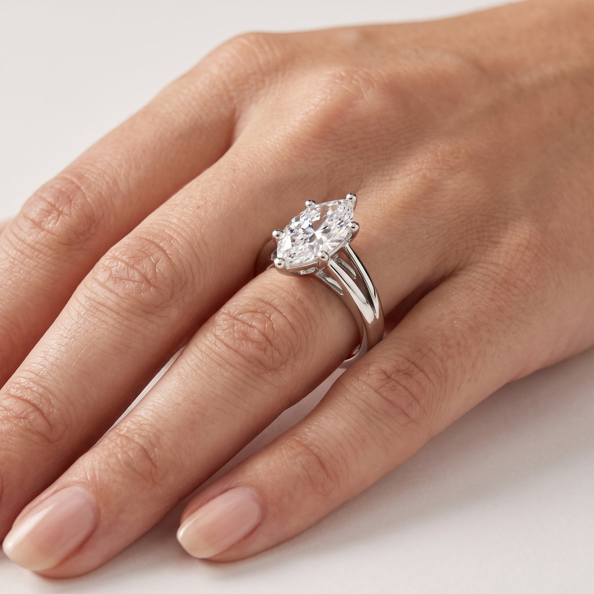 _lifestyle_image@SKU:R0464-LADM03000004W #metal_10k-white-gold+origin_lab-grown+quality_g-si