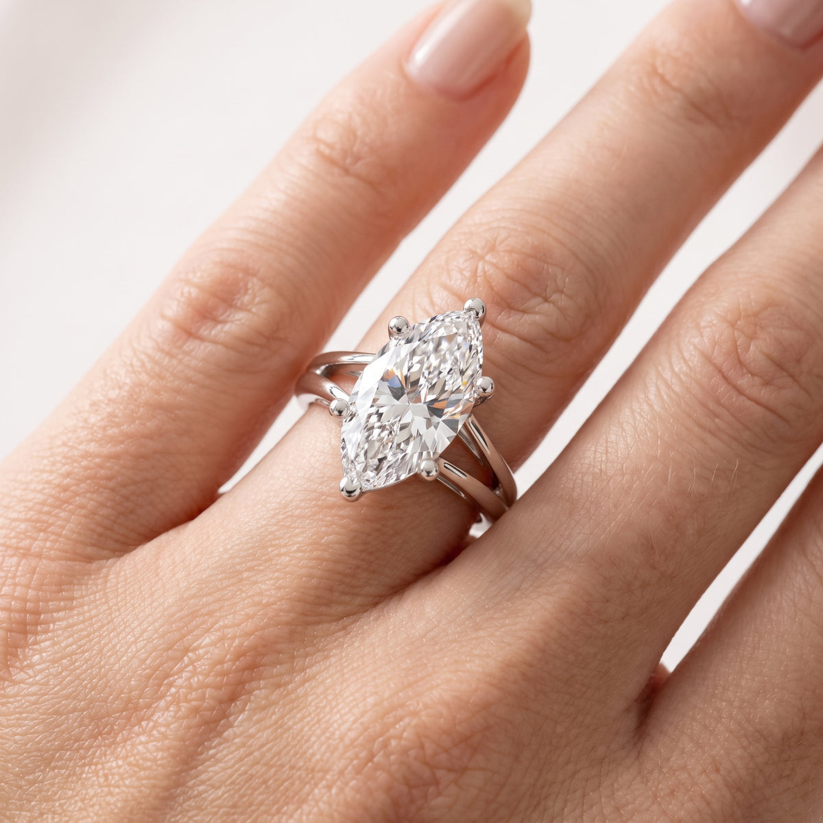 _lifestyle_image@SKU:R0464-LADM04000004W #metal_10k-white-gold+origin_lab-grown+quality_g-si