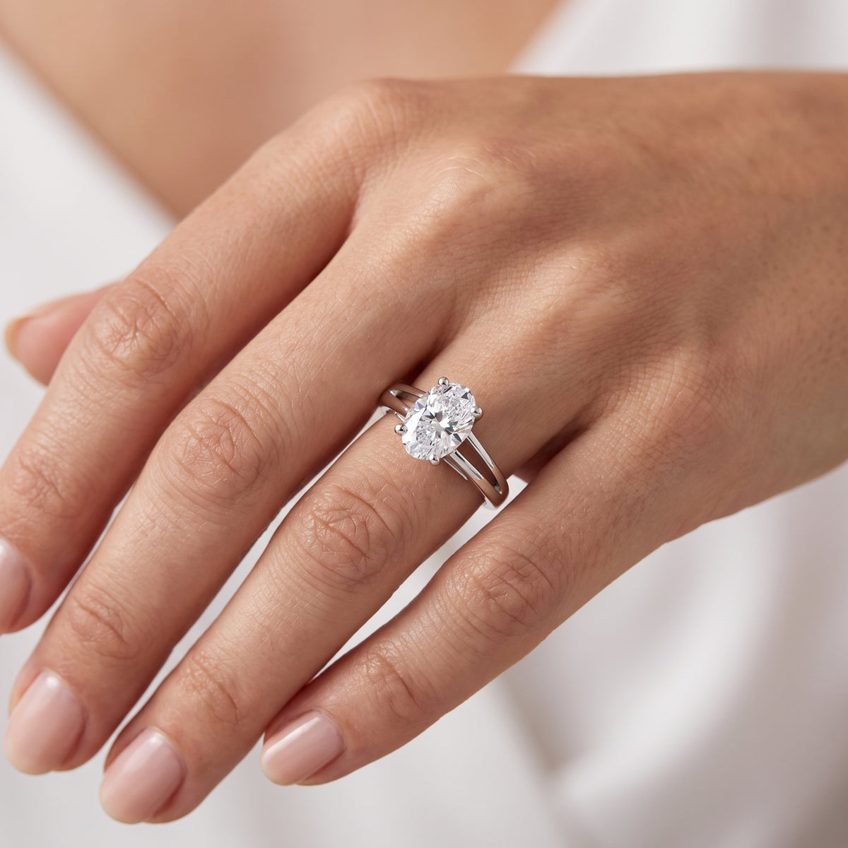 _lifestyle_image@SKU:R0464-LADO01000004W #metal_10k-white-gold+origin_lab-grown+quality_g-si