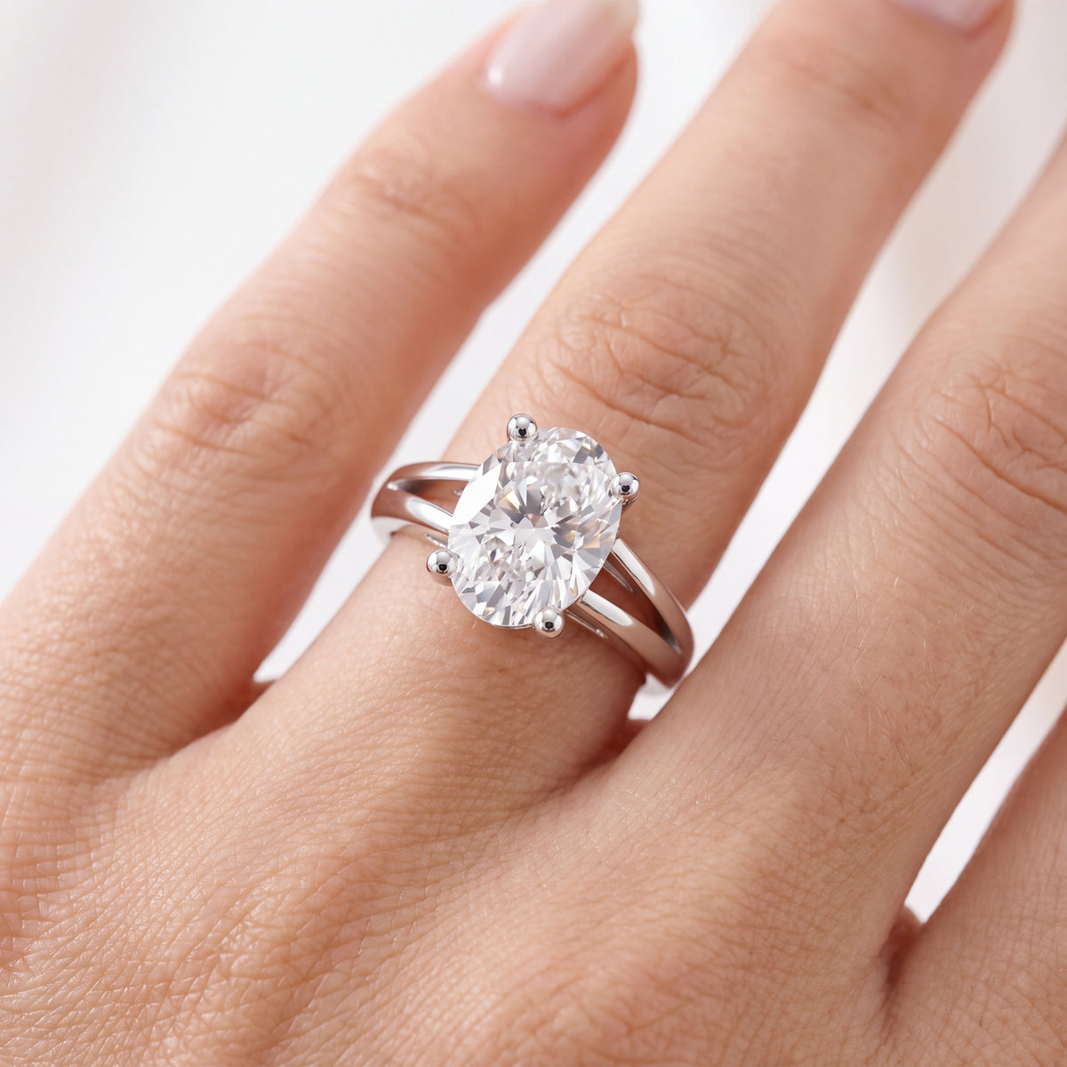 _lifestyle_image@SKU:R0464-LADO02000004W #metal_10k-white-gold+origin_lab-grown+quality_g-si