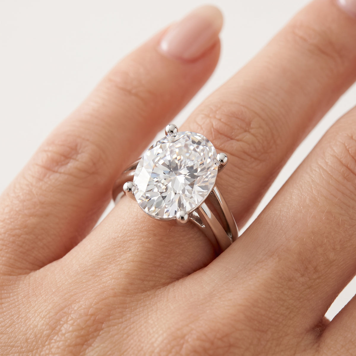 _lifestyle_image@SKU:R0464-LADO03000004W #metal_10k-white-gold+origin_lab-grown+quality_g-si
