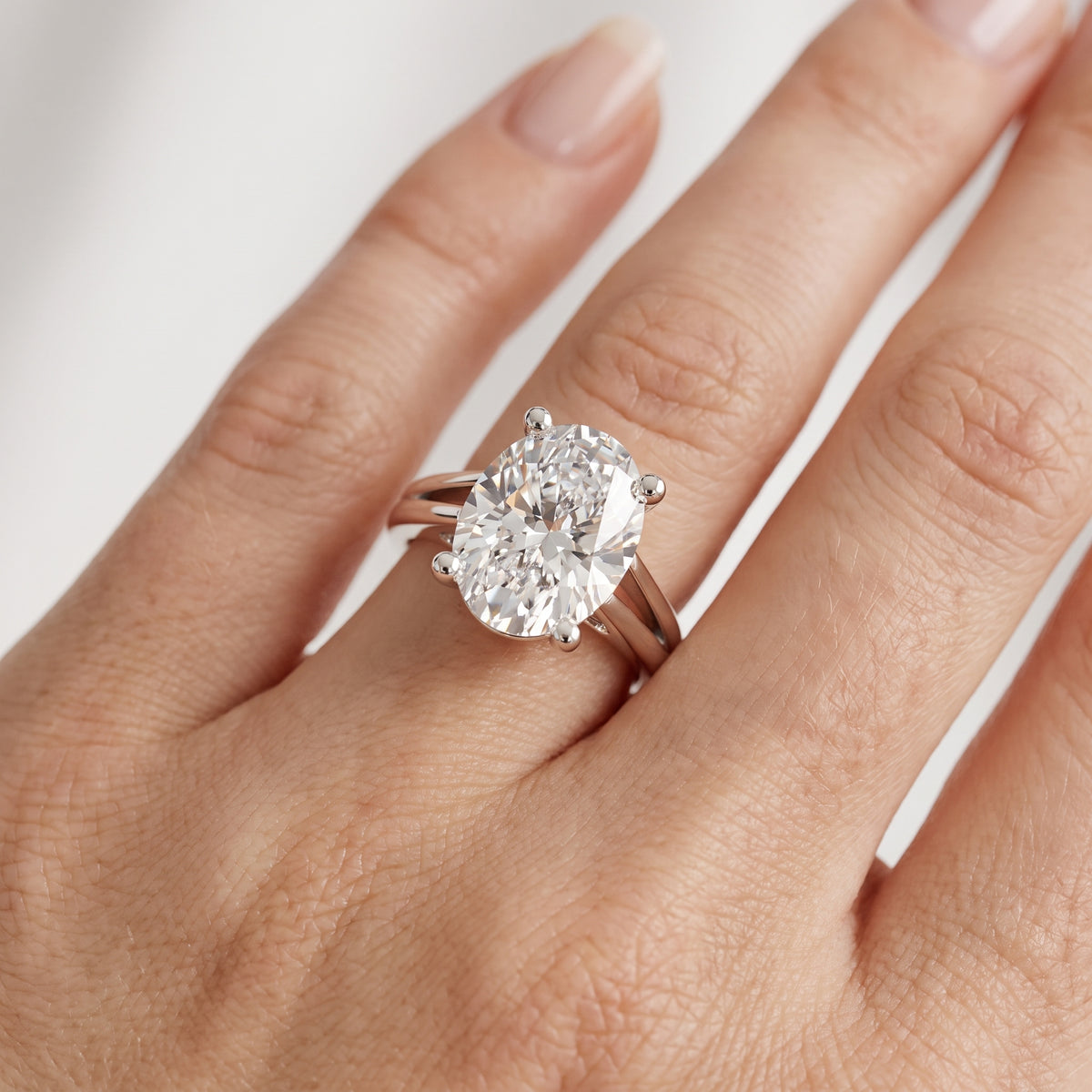 _lifestyle_image@SKU:R0464-LADO04000004W #metal_10k-white-gold+origin_lab-grown+quality_g-si