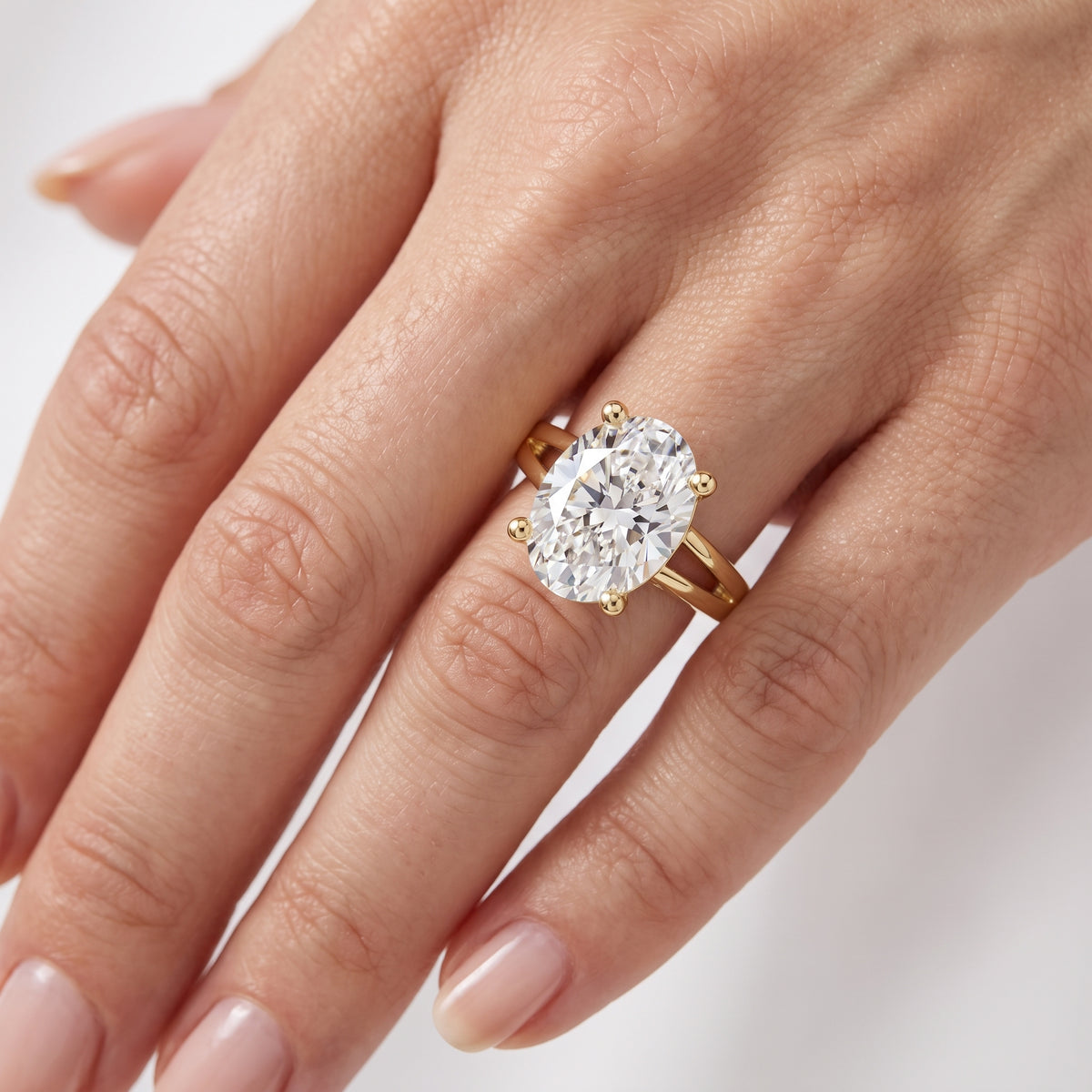 _lifestyle_image@SKU:R0464-LADO04000004Y #metal_10k-yellow-gold+origin_lab-grown+quality_g-si