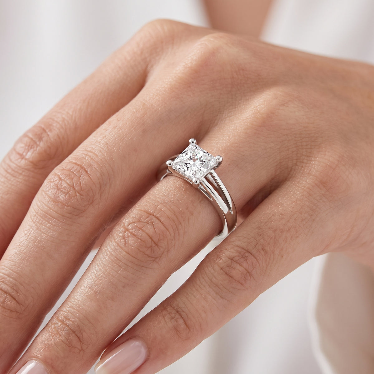 _lifestyle_image@SKU:R0464-LADP01000004W #metal_10k-white-gold+origin_lab-grown+quality_g-si