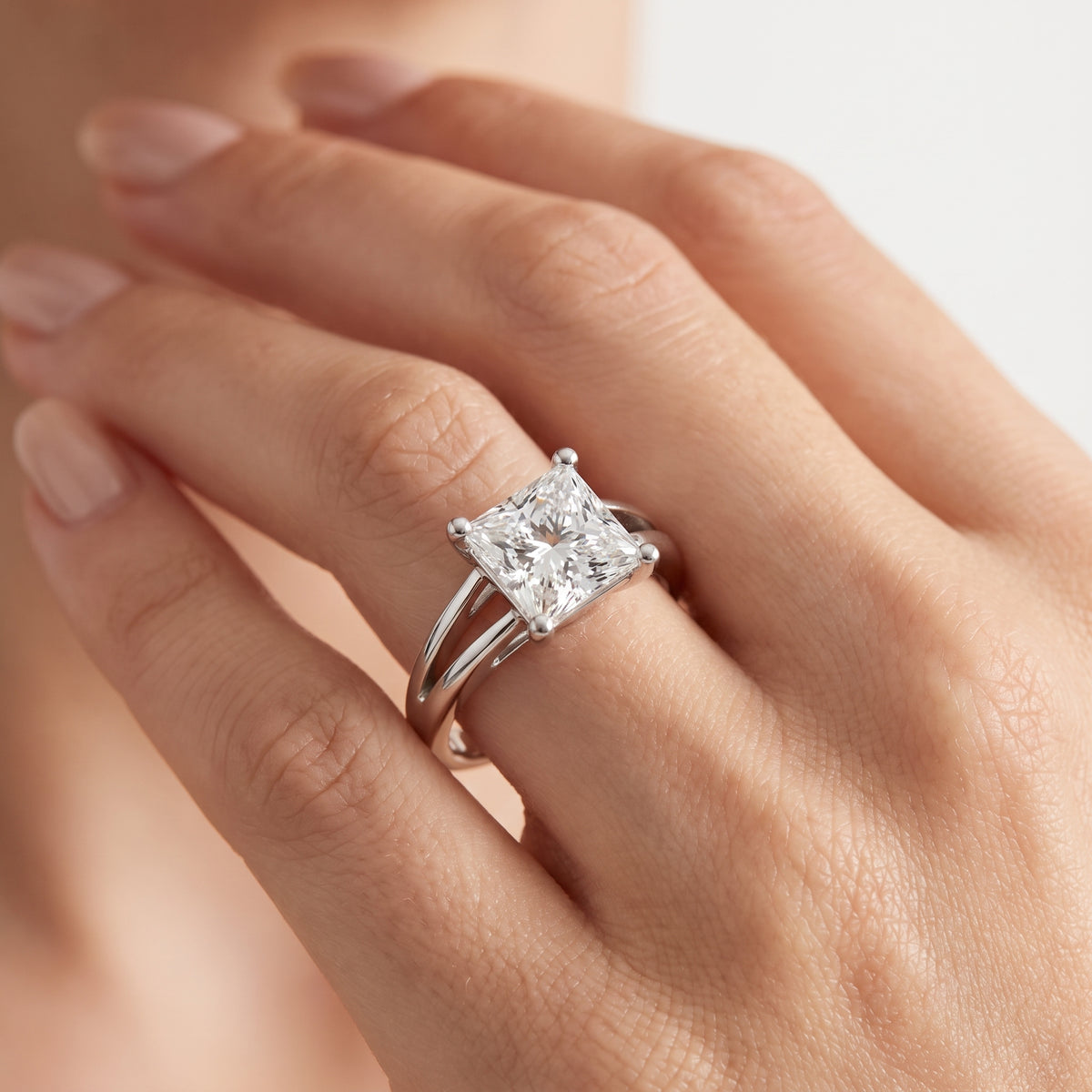 _lifestyle_image@SKU:R0464-LADP02000004W #metal_10k-white-gold+origin_lab-grown+quality_g-si