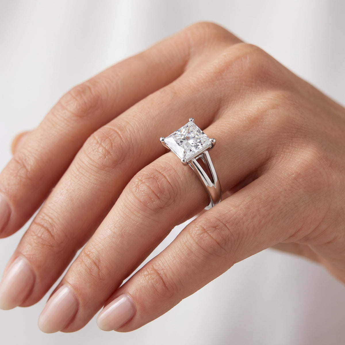 _lifestyle_image@SKU:R0464-LADP03000004W #metal_10k-white-gold+origin_lab-grown+quality_g-si