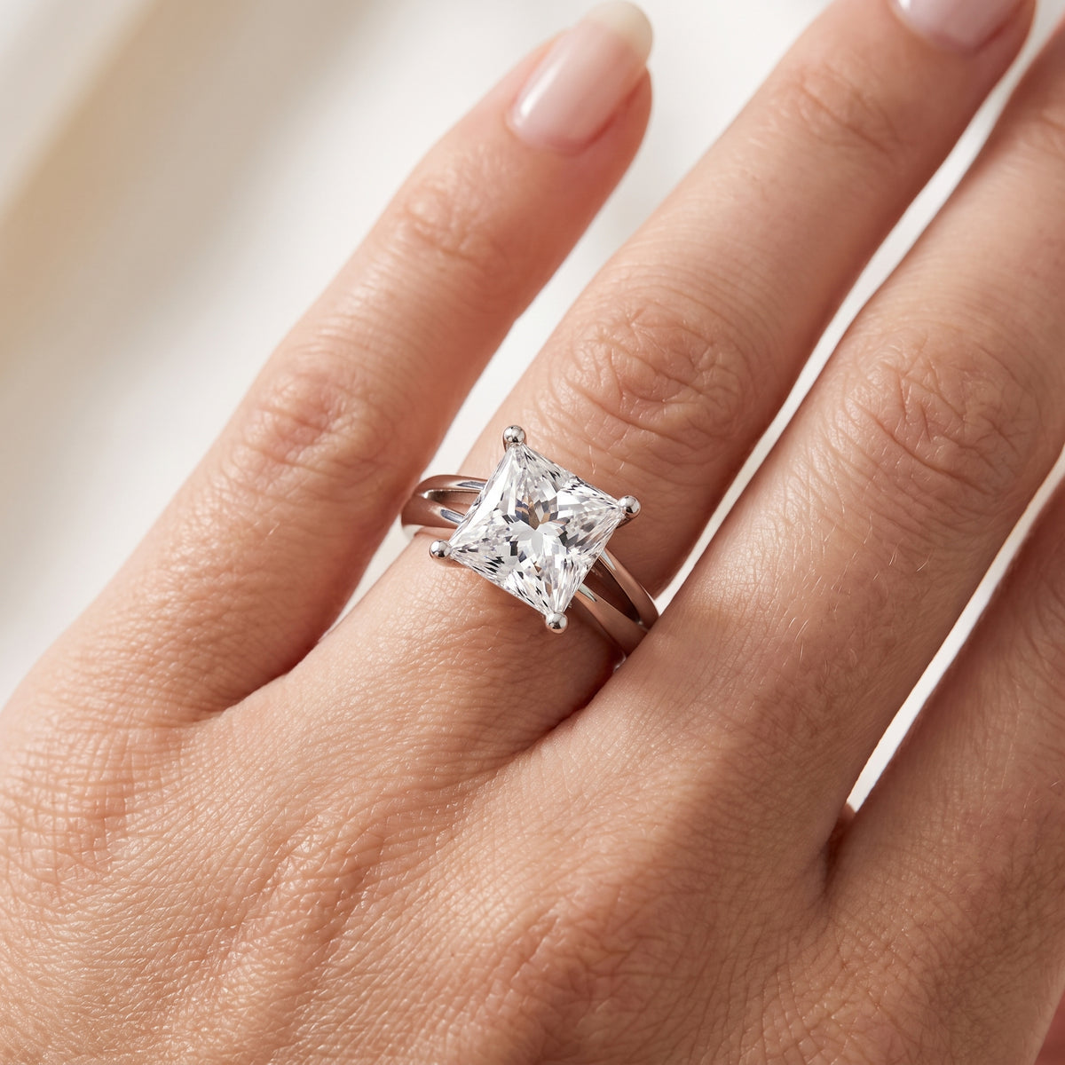 _lifestyle_image@SKU:R0464-LADP04000004W #metal_10k-white-gold+origin_lab-grown+quality_g-si