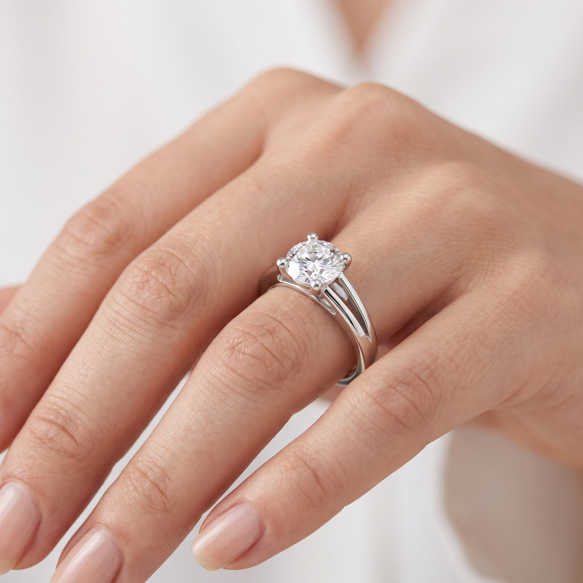 _lifestyle_image@SKU:R0464-LADR01000004W #metal_10k-white-gold+origin_lab-grown+quality_g-si