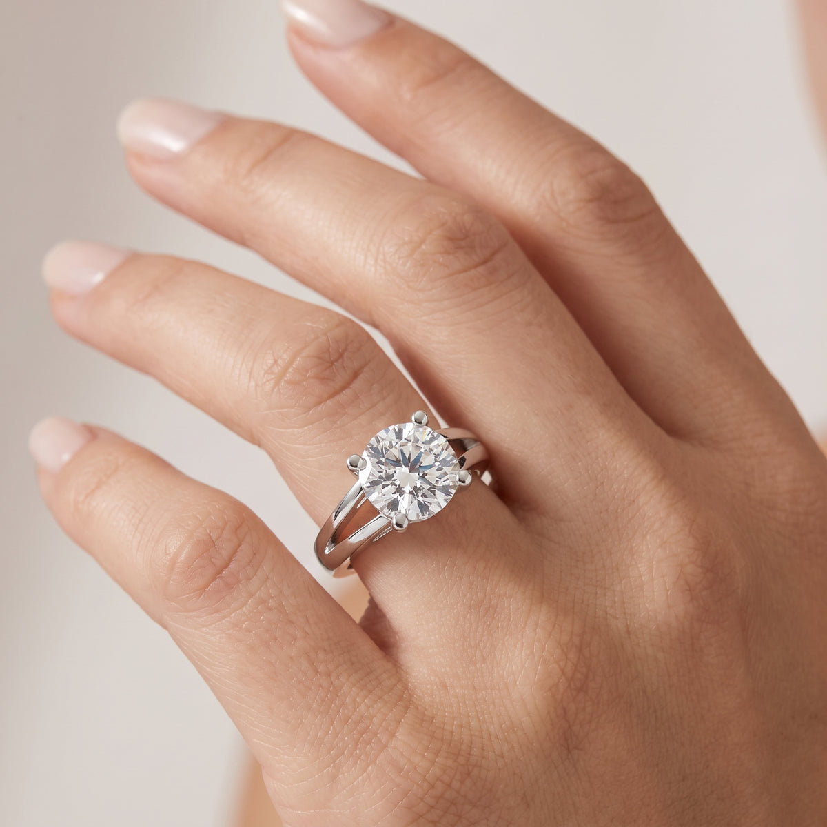 _lifestyle_image@SKU:R0464-LADR02000004W #metal_10k-white-gold+origin_lab-grown+quality_g-si