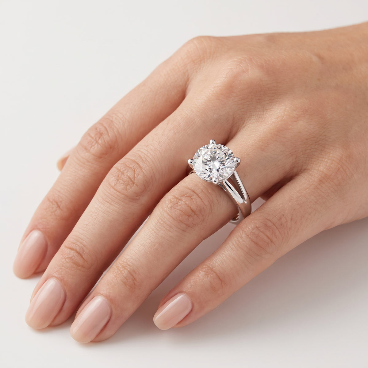 _lifestyle_image@SKU:R0464-LADR03000004W #metal_10k-white-gold+origin_lab-grown+quality_g-si
