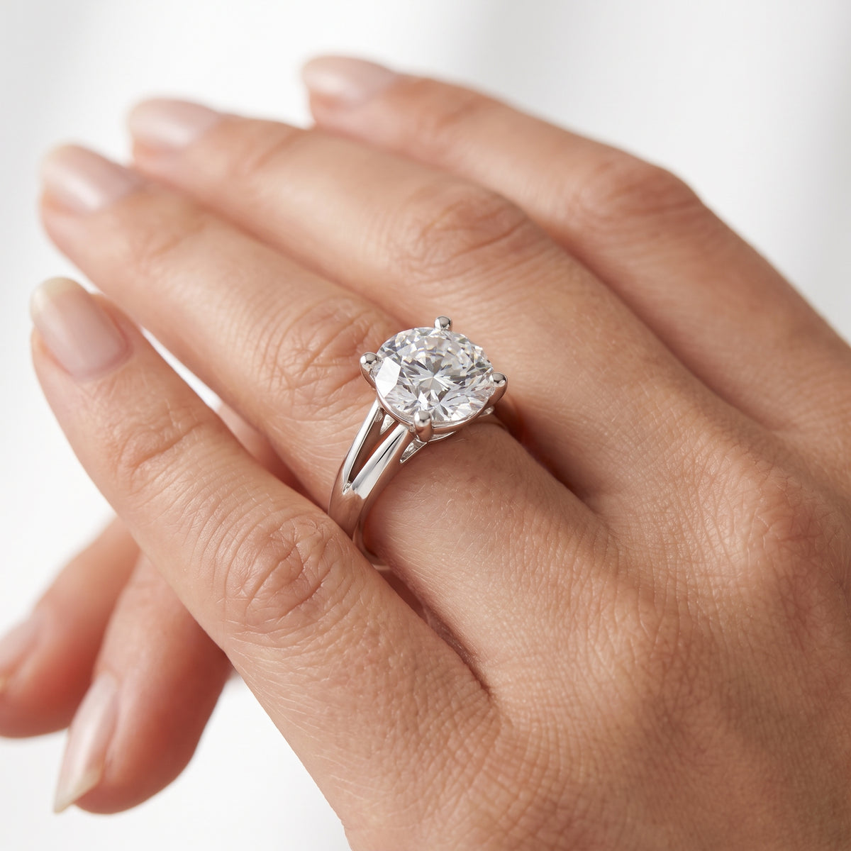 _lifestyle_image@SKU:R0464-LADR04000004W #metal_10k-white-gold+origin_lab-grown+quality_g-si