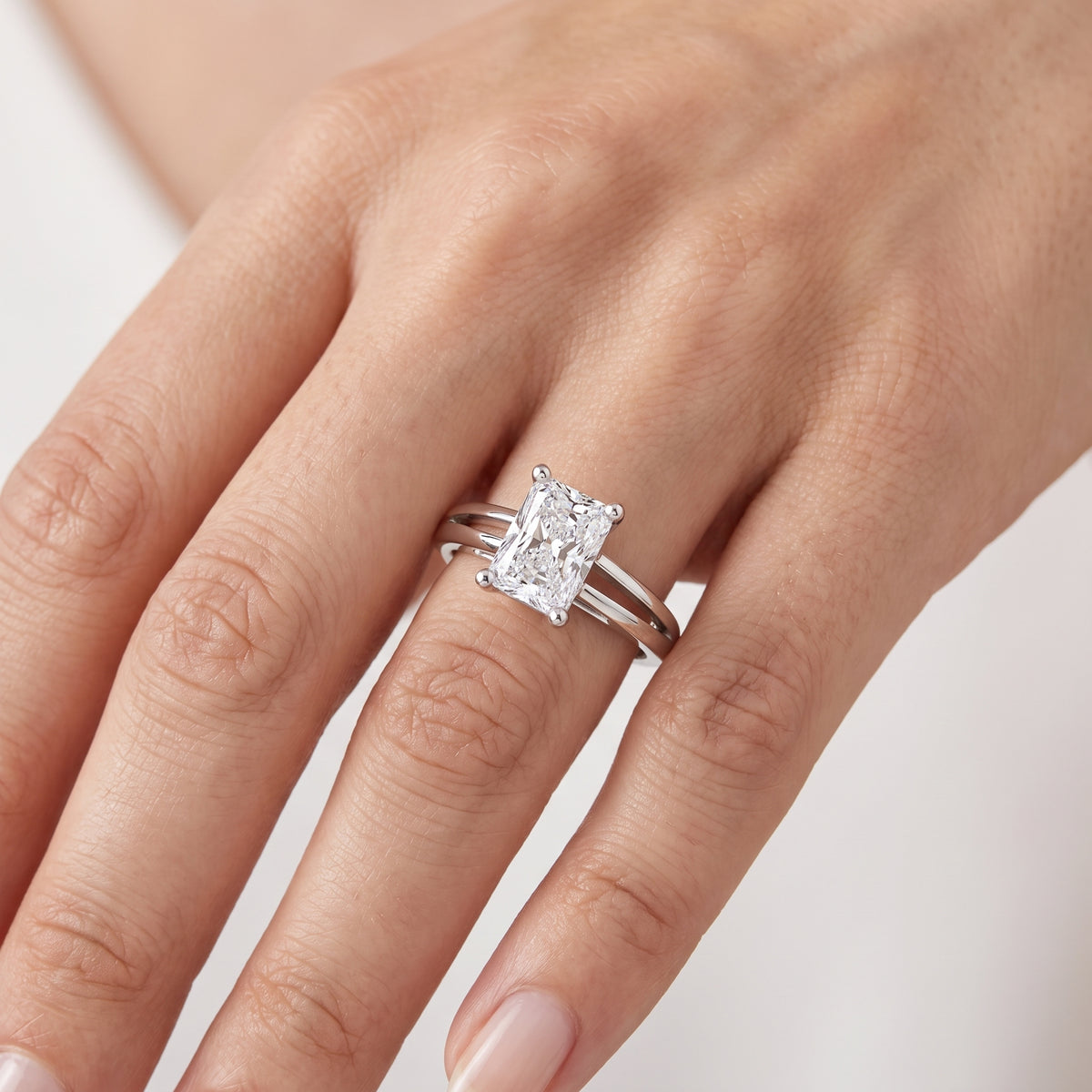 _lifestyle_image@SKU:R0464-LADT01000004W #metal_10k-white-gold+origin_lab-grown+quality_g-si