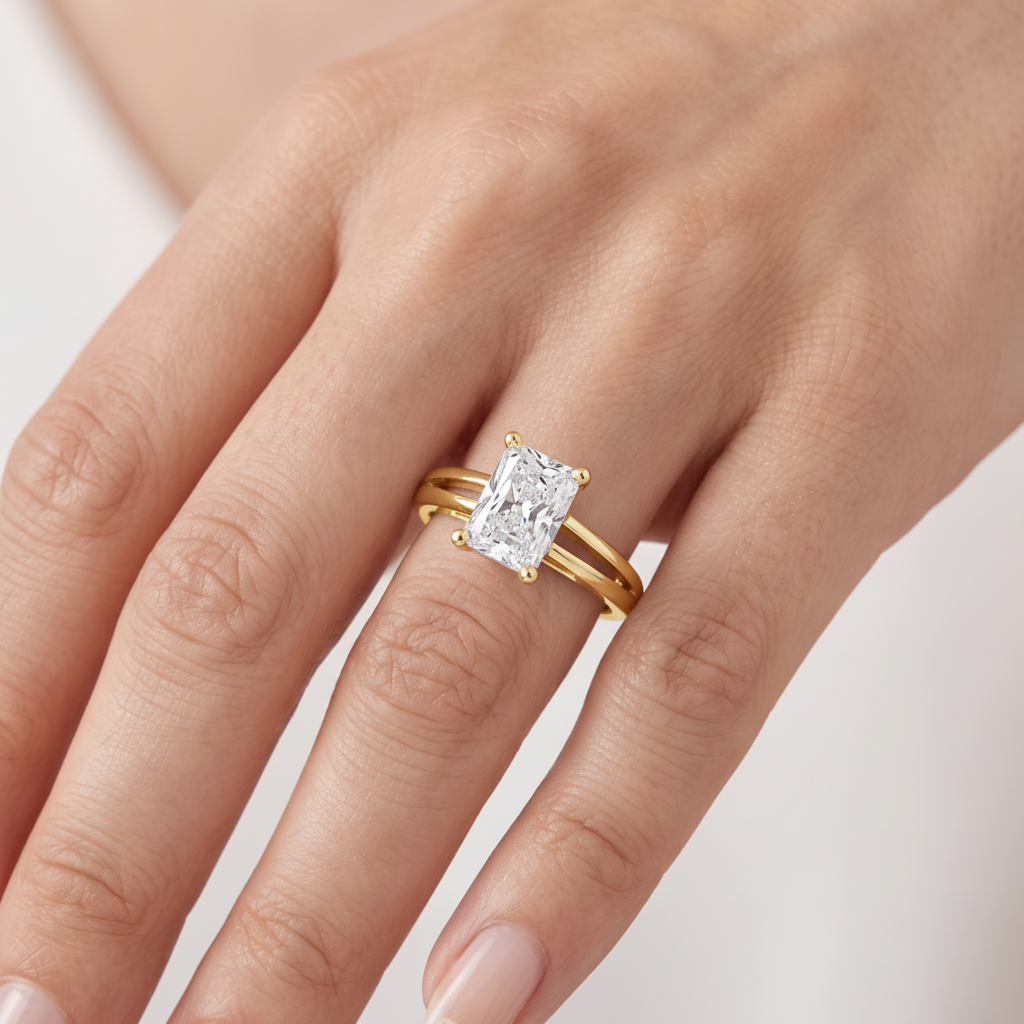 _lifestyle_image@SKU:R0464-LADT01000004Y #metal_10k-yellow-gold+origin_lab-grown+quality_g-si