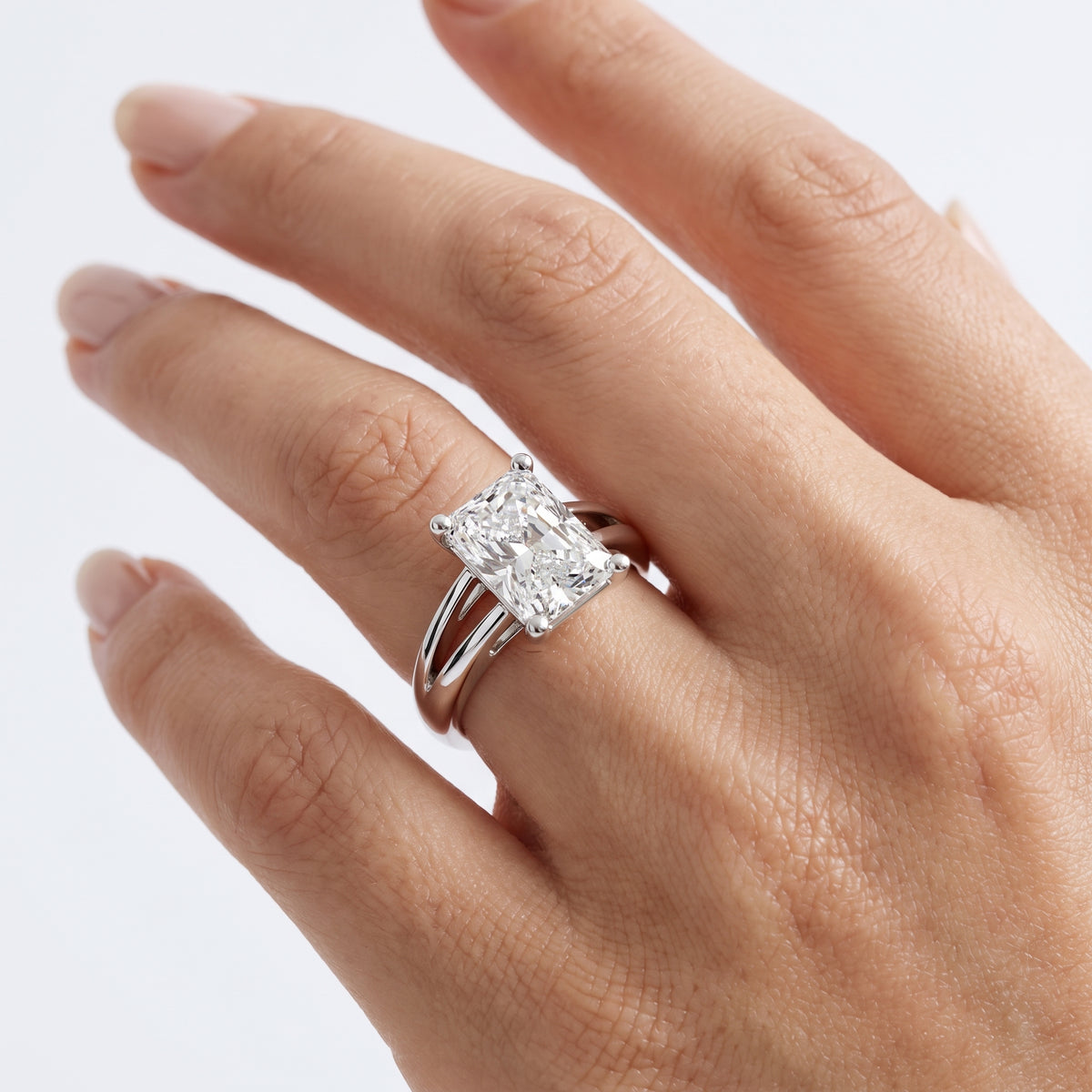 _lifestyle_image@SKU:R0464-LADT02000004W #metal_10k-white-gold+origin_lab-grown+quality_g-si
