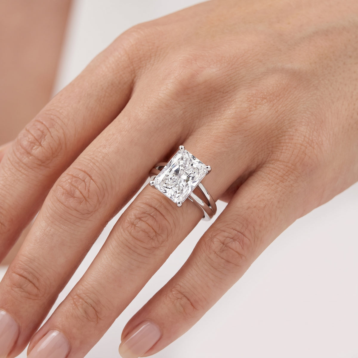 _lifestyle_image@SKU:R0464-LADT03000004W #metal_10k-white-gold+origin_lab-grown+quality_g-si