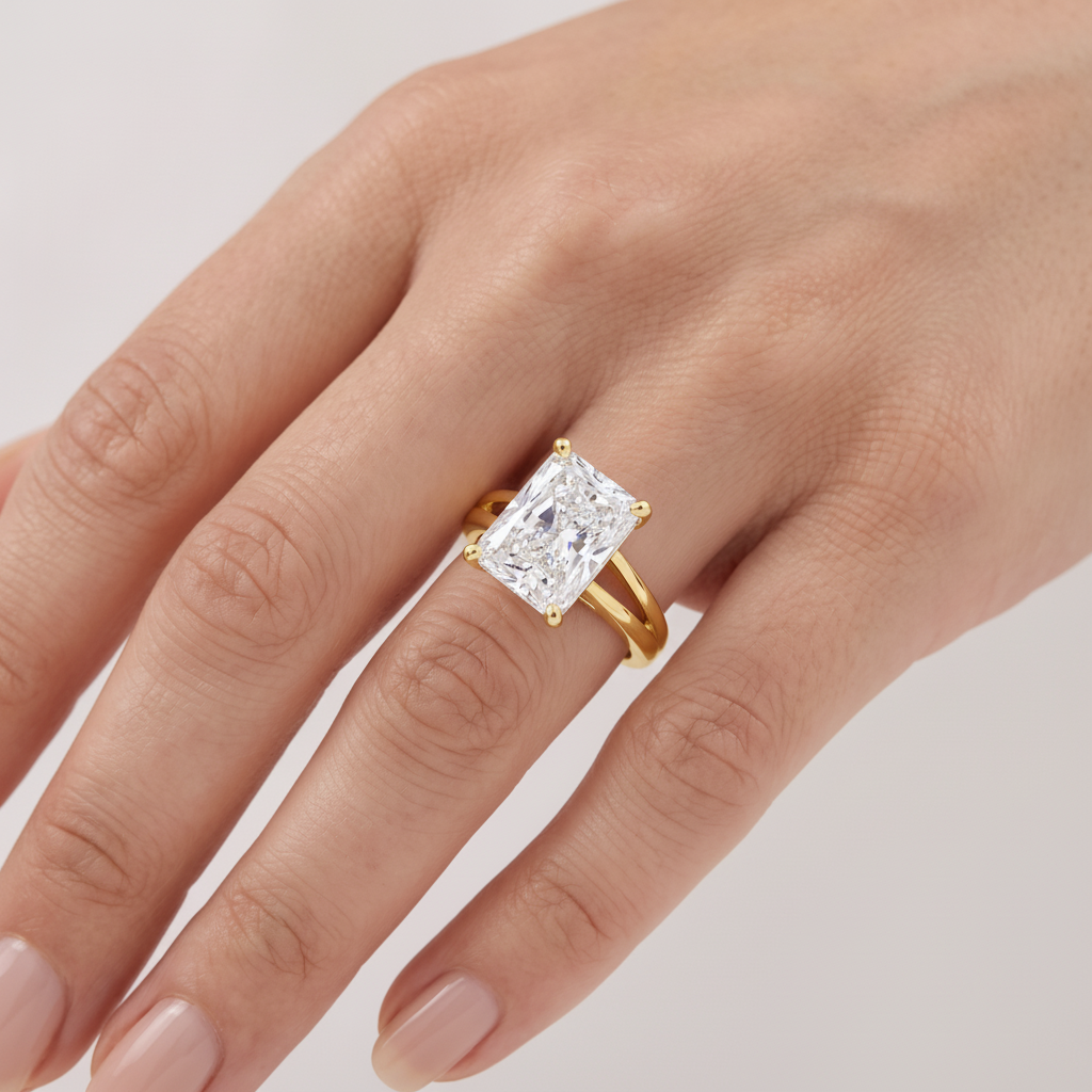 _lifestyle_image@SKU:R0464-LADT03000004Y #metal_10k-yellow-gold+origin_lab-grown+quality_g-si