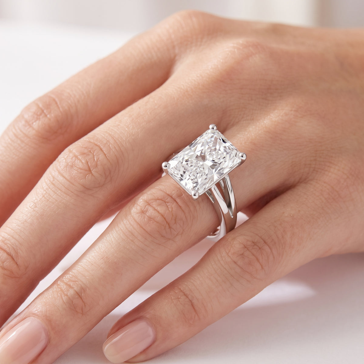 _lifestyle_image@SKU:R0464-LADT04000004W #metal_10k-white-gold+origin_lab-grown+quality_g-si