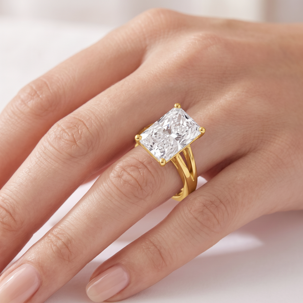 _lifestyle_image@SKU:R0464-LADT04000004Y #metal_10k-yellow-gold+origin_lab-grown+quality_g-si