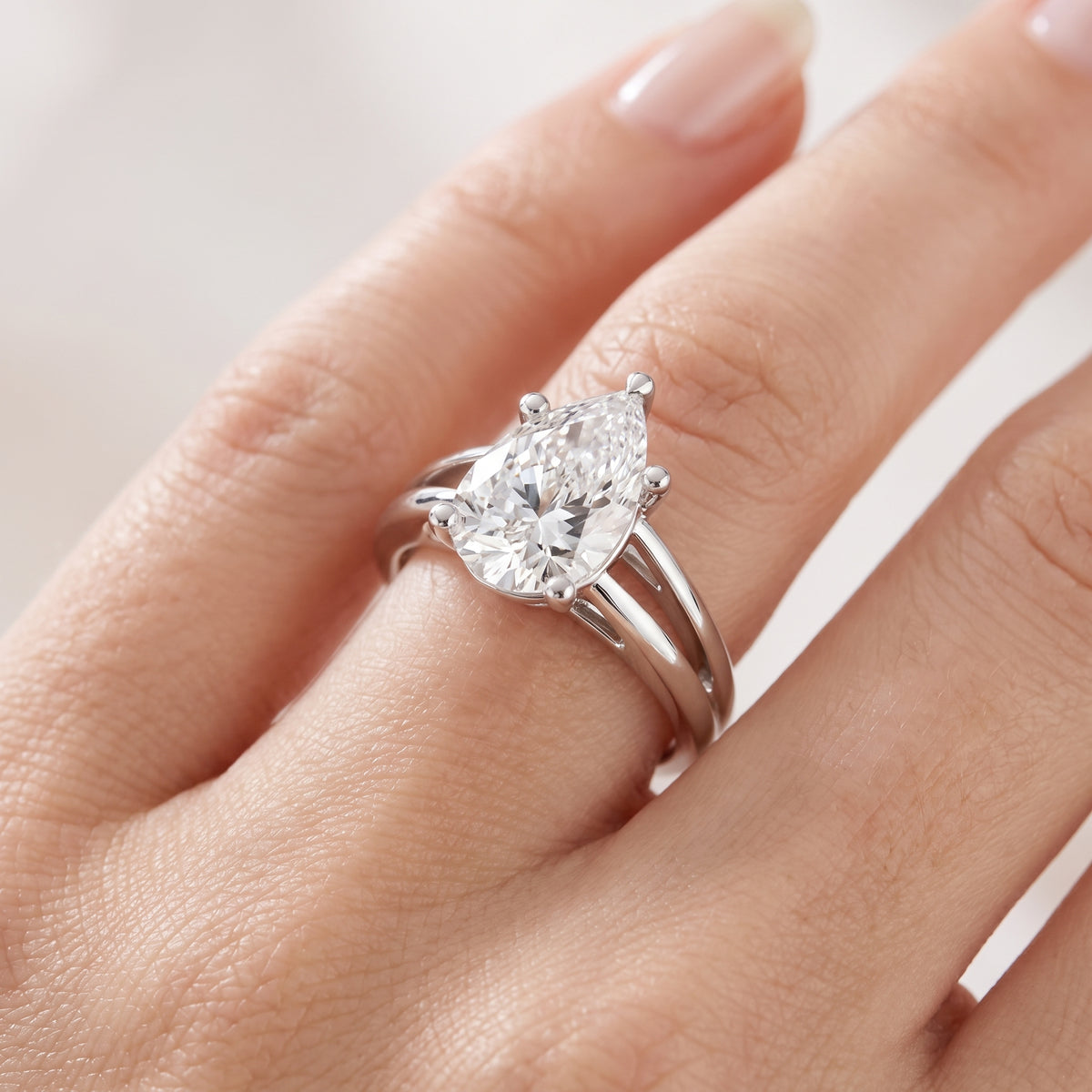 _lifestyle_image@SKU:R0464-NADD02000004W #metal_14k-white-gold+origin_lab-grown+quality_ef-vs2+