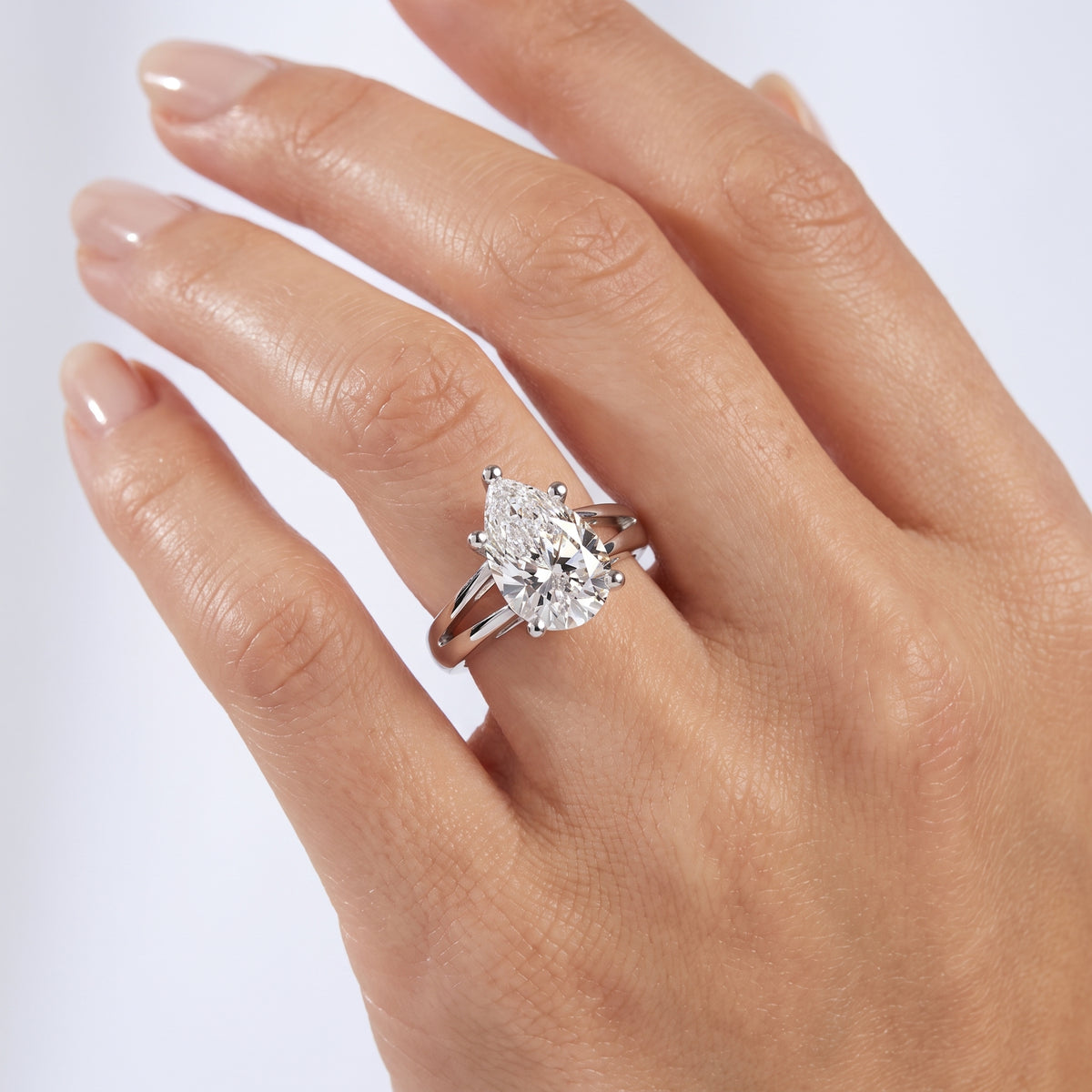 _lifestyle_image@SKU:R0464-NADD0200000PL #metal_platinum+origin_lab-grown+quality_ef-vs2+