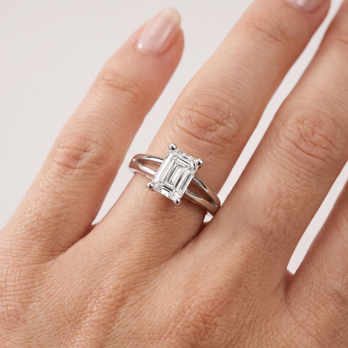 _lifestyle_image@SKU:R0464-NADE0100000PL #metal_platinum+origin_lab-grown+quality_ef-vs2+