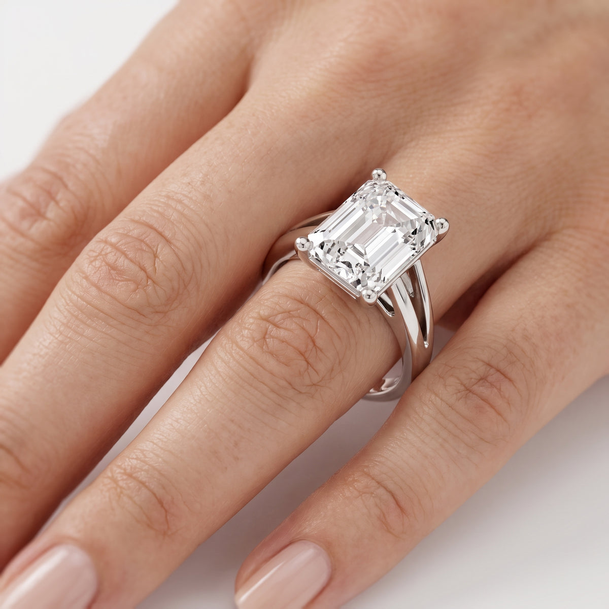 _lifestyle_image@SKU:R0464-NADE0300000PL #metal_platinum+origin_lab-grown+quality_ef-vs2+