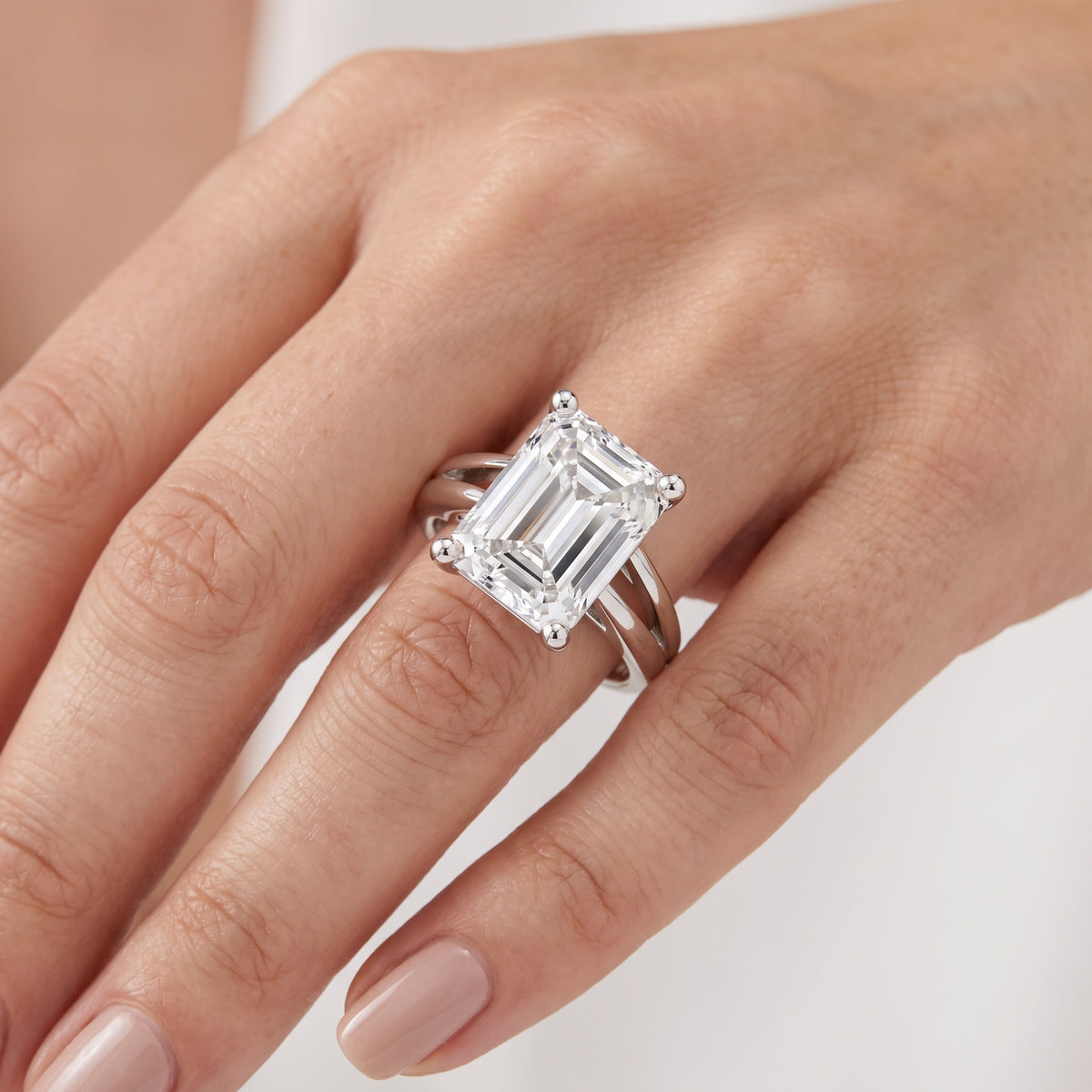 _lifestyle_image@SKU:R0464-NADE04000004W #metal_14k-white-gold+origin_lab-grown+quality_ef-vs2+