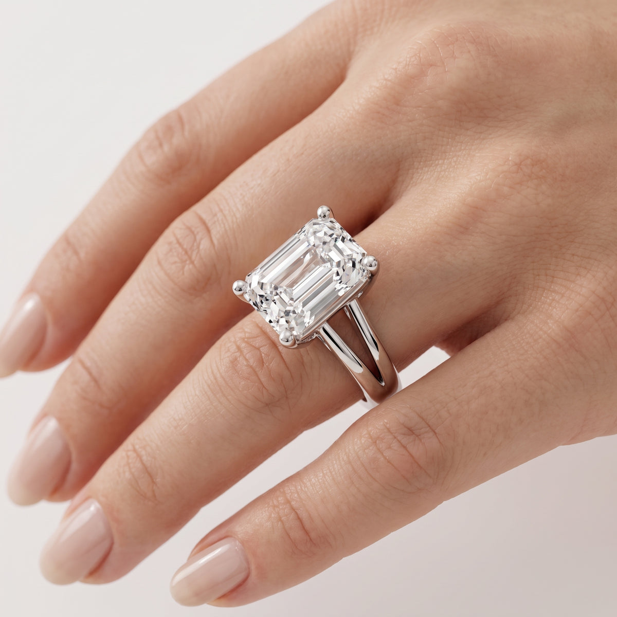 _lifestyle_image@SKU:R0464-NADE0400000PL #metal_platinum+origin_lab-grown+quality_ef-vs2+