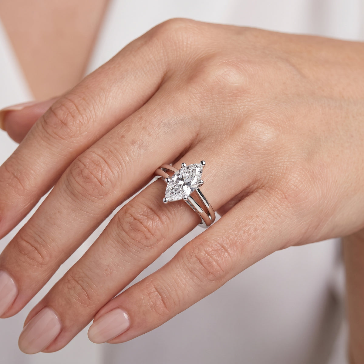 _lifestyle_image@SKU:R0464-NADM0100000PL #metal_platinum+origin_lab-grown+quality_ef-vs2+