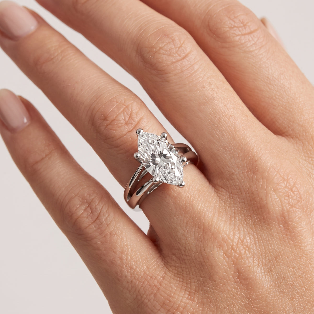 _lifestyle_image@SKU:R0464-NADM0200000PL #metal_platinum+origin_lab-grown+quality_ef-vs2+