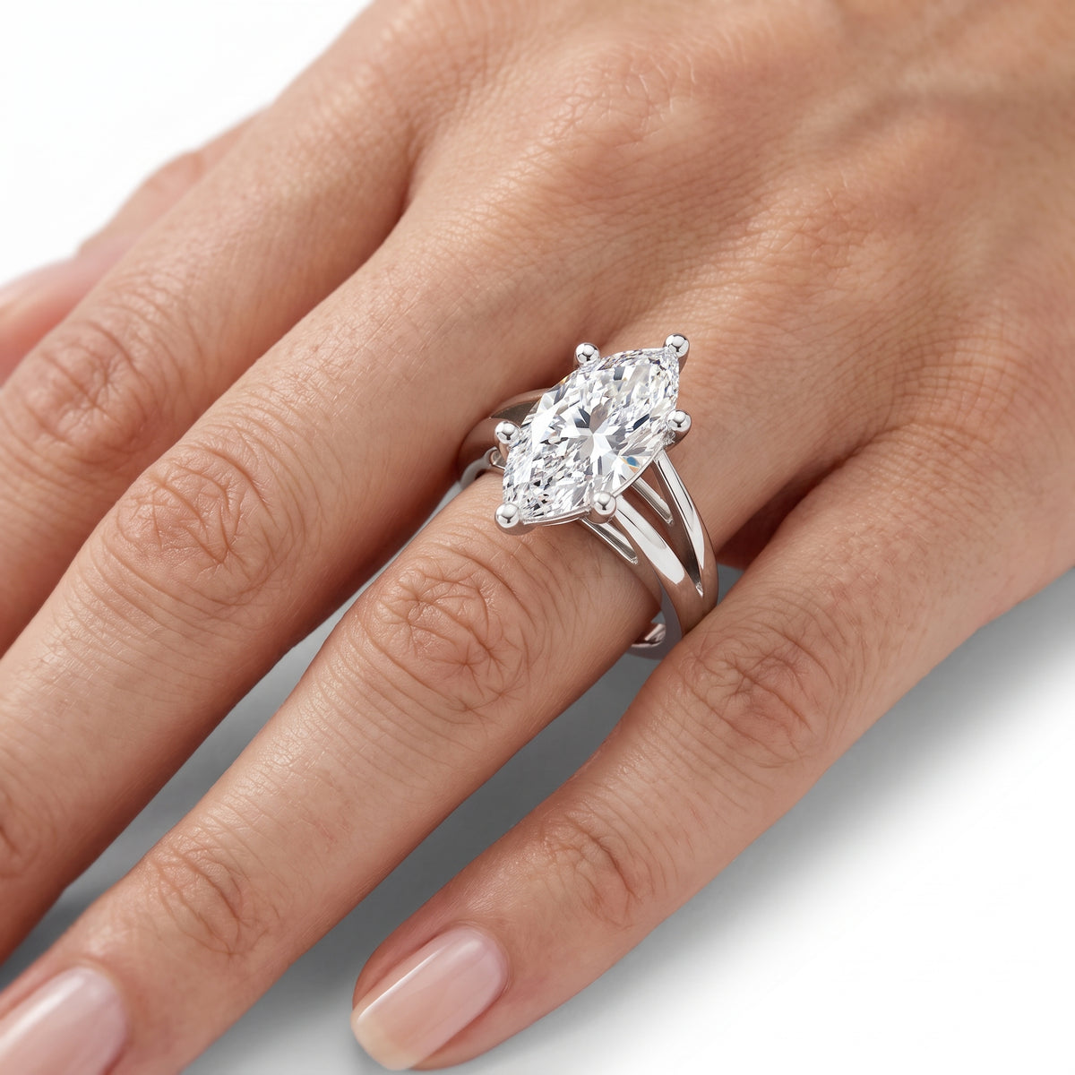 _lifestyle_image@SKU:R0464-NADM03000004W #metal_14k-white-gold+origin_lab-grown+quality_ef-vs2+