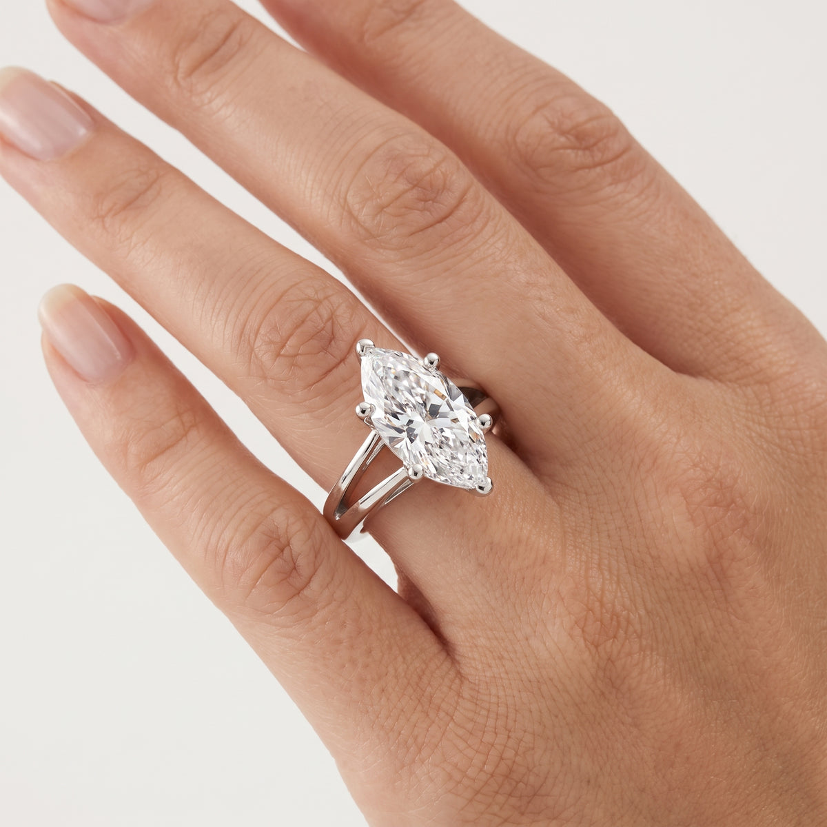 _lifestyle_image@SKU:R0464-NADM0300000PL #metal_platinum+origin_lab-grown+quality_ef-vs2+
