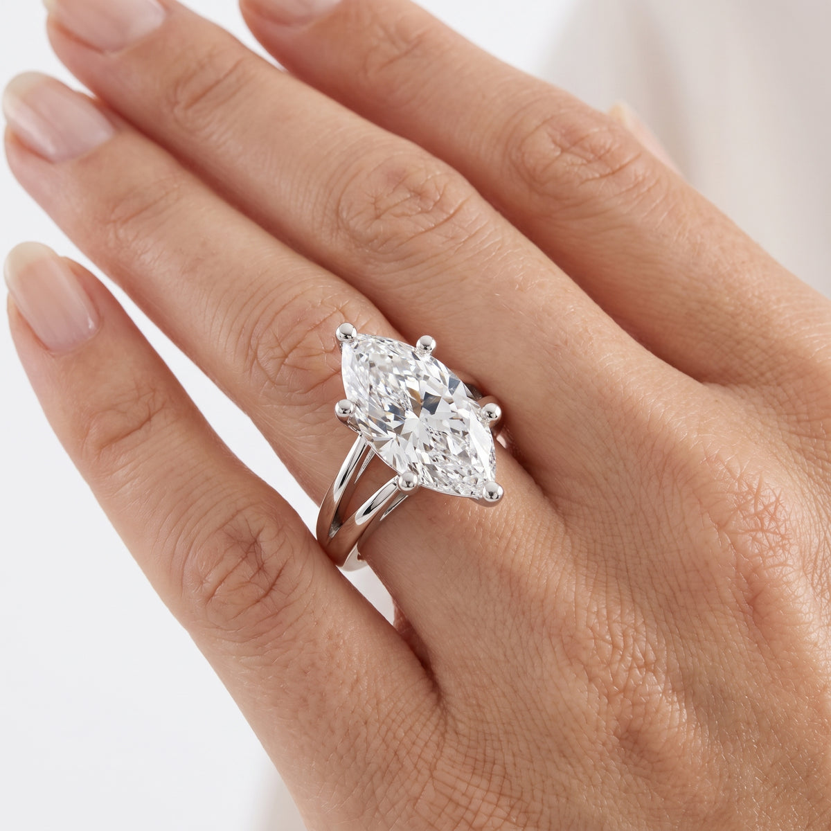 _lifestyle_image@SKU:R0464-NADM04000004W #metal_14k-white-gold+origin_lab-grown+quality_ef-vs2+