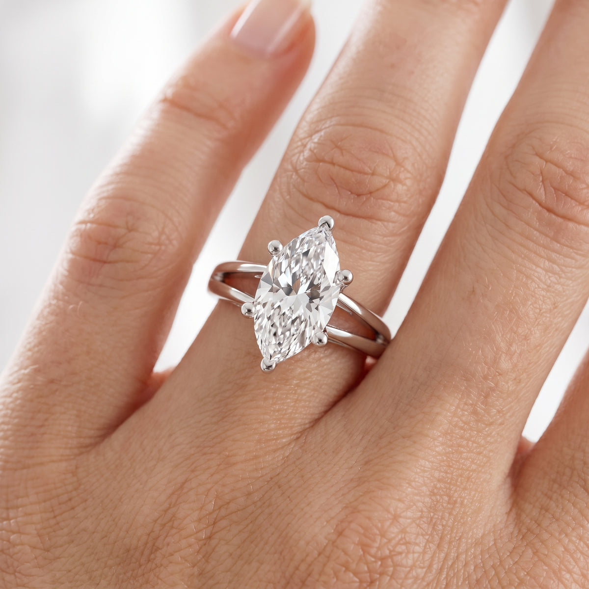 _lifestyle_image@SKU:R0464-NADM0400000PL #metal_platinum+origin_lab-grown+quality_ef-vs2+