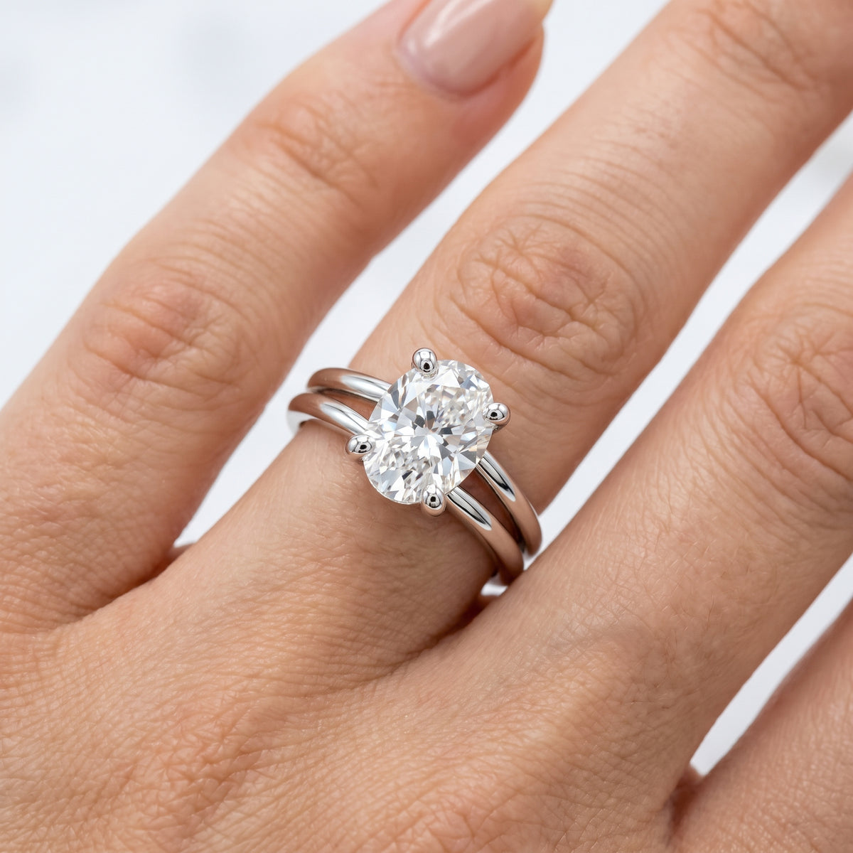 _lifestyle_image@SKU:R0464-NADO0100000PL #metal_platinum+origin_lab-grown+quality_ef-vs2+