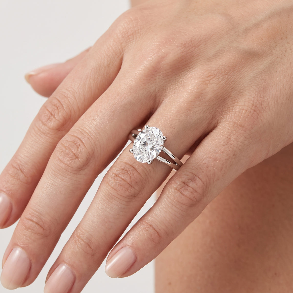 _lifestyle_image@SKU:R0464-NADO02000004W #metal_14k-white-gold+origin_lab-grown+quality_ef-vs2+