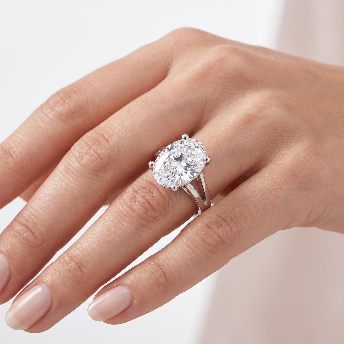 _lifestyle_image@SKU:R0464-NADO0300000PL #metal_platinum+origin_lab-grown+quality_ef-vs2+