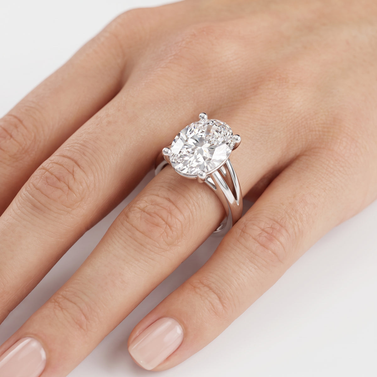 _lifestyle_image@SKU:R0464-NADO04000004W #metal_14k-white-gold+origin_lab-grown+quality_ef-vs2+