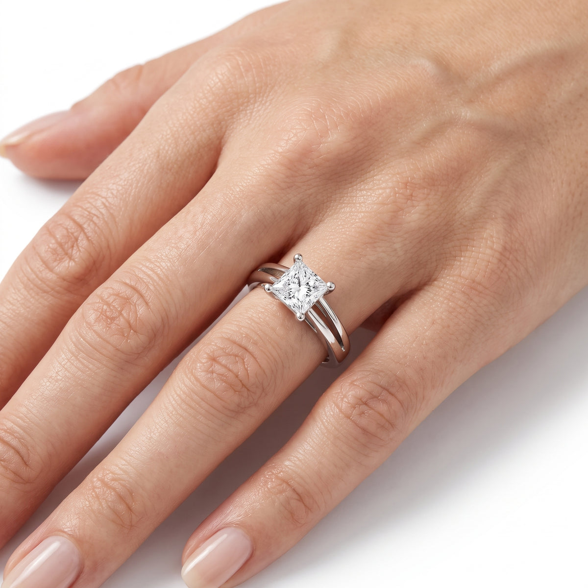 _lifestyle_image@SKU:R0464-NADP0100000PL #metal_platinum+origin_lab-grown+quality_ef-vs2+