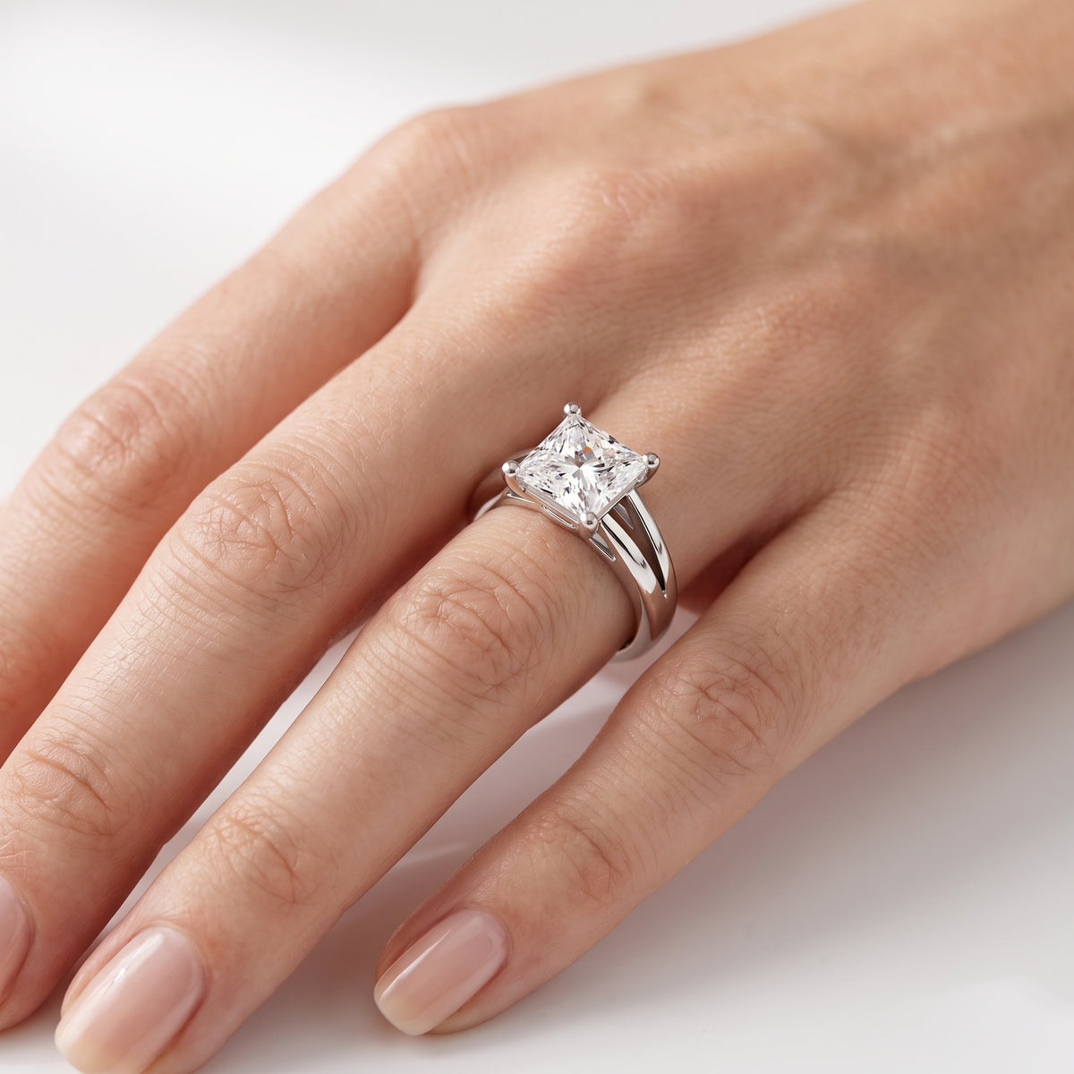 _lifestyle_image@SKU:R0464-NADP0200000PL #metal_platinum+origin_lab-grown+quality_ef-vs2+