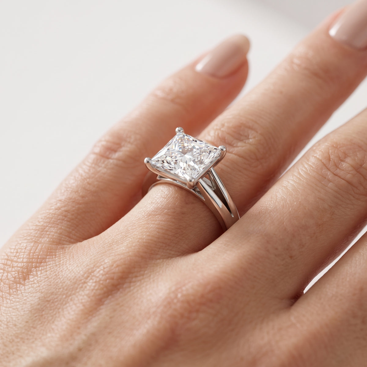 _lifestyle_image@SKU:R0464-NADP03000004W #metal_14k-white-gold+origin_lab-grown+quality_ef-vs2+
