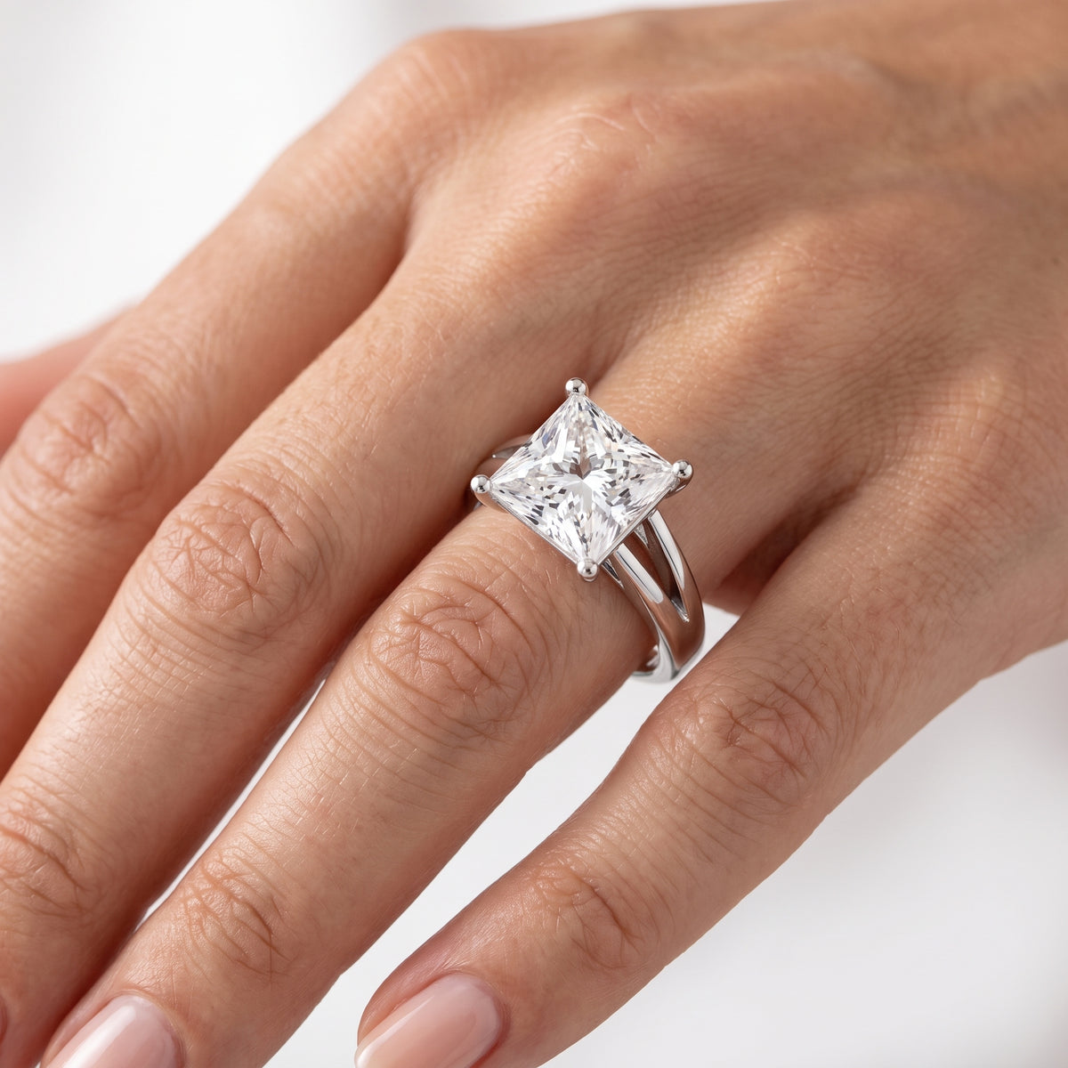 _lifestyle_image@SKU:R0464-NADP0400000PL #metal_platinum+origin_lab-grown+quality_ef-vs2+