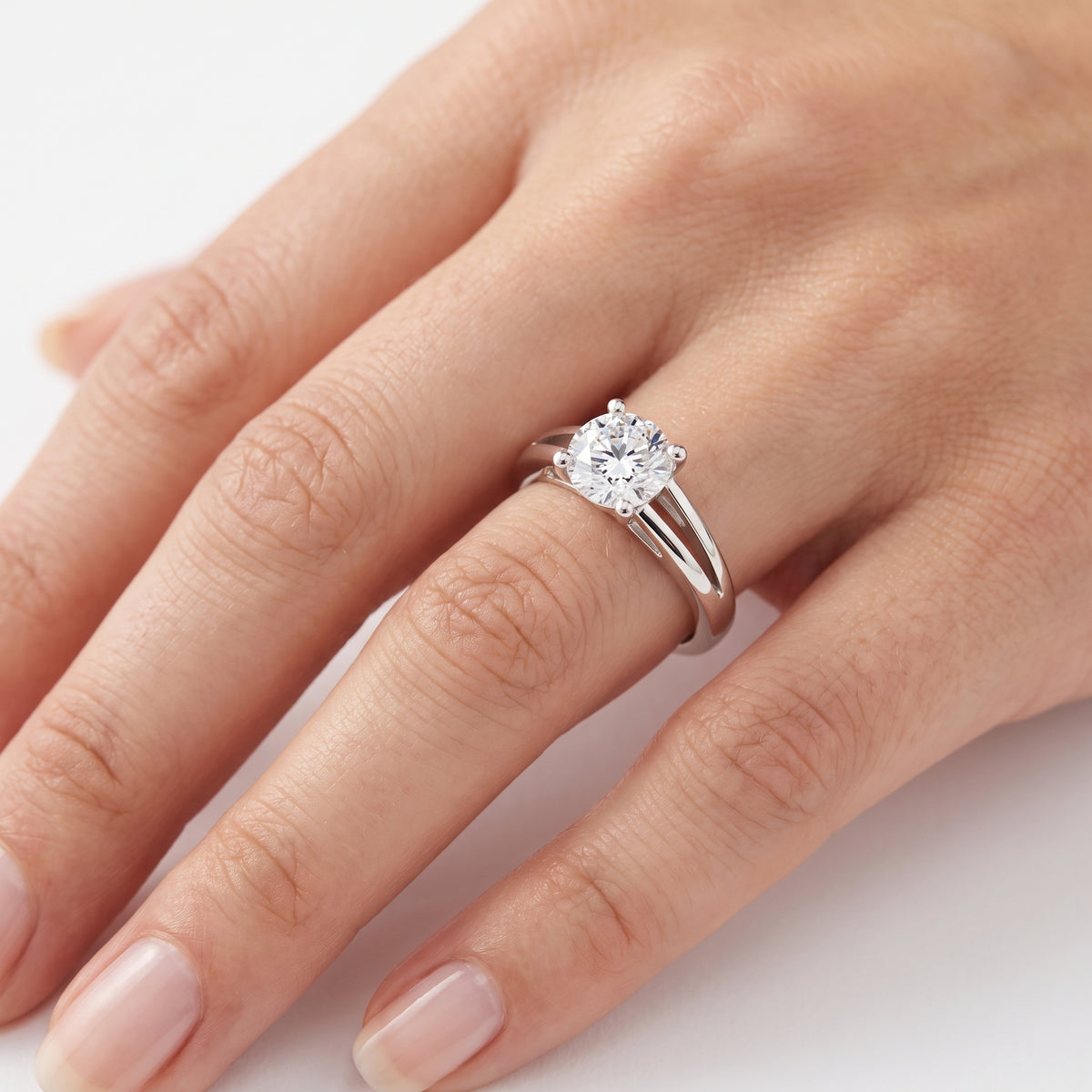 _lifestyle_image@SKU:R0464-NADR01000004W #metal_14k-white-gold+origin_lab-grown+quality_ef-vs2+